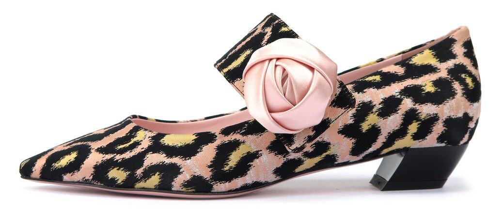 Rose Button 尖頭鞋綴以立體玫瑰花飾，備有獸紋圖案和不同色彩版本。