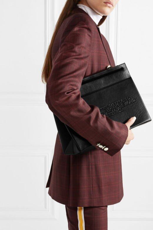 黑色手拿袋$12,720（Calvin Klein）尺寸: 44x29x3cm算得上oversized clutch的範疇，容量毋庸置
