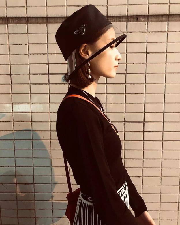相比全PVC,半PVC拼接的帽子適宜戴的場合也就更多一些。白色優雅,黑色帥 相比全PVC,半PVC拼接的帽子適宜戴的場合也就更多一些。白色優雅,黑色帥