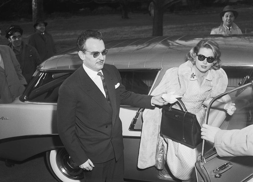 Hermès - The Kelly Bag誕生於1935年，直到多次被摩納哥王妃Grace Kelly 挽着出席公眾場合