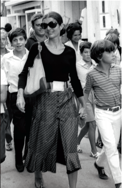 設計誕生於1950年代，原先為unisex 的隨身飾品；在1960年代美國前第一夫人Jackie Kennedy