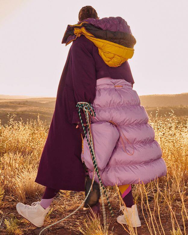 系列之中其中一件單品Inner Expanse Infinity Coat,乃最為矚目的產品,它可作大衣、棉服甚 系列之中其中一件單品Inner Expanse Infinity Coat,乃最為矚目的產品,它可作大衣、棉服甚