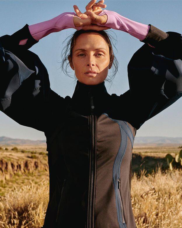 lululemon其一件標誌性的款式——Define Jacket,經加置了Roksanda的設計基因後,成就了大膽鮮明 lululemon其一件標誌性的款式——Define Jacket,經加置了Roksanda的設計基因後,成就了大膽鮮明