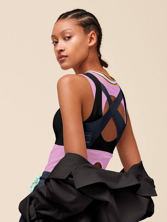 這款緊身上衣結合了 lululemon的柔滑面料和Roksanda的款型設計,通風透氣。 這款緊身上衣結合了 lululemon的柔滑面料和Roksanda的款型設計,通風透氣。