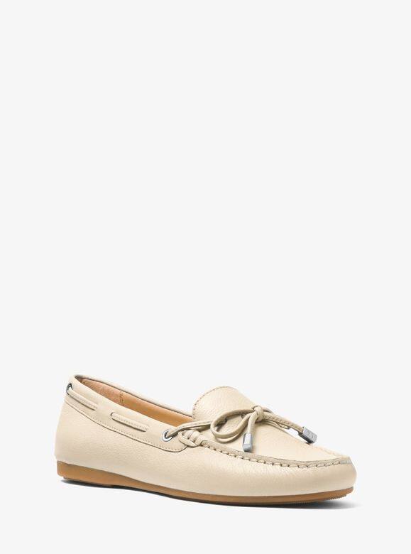 米白loafer平底鞋($772, Michael Michael Kors )這雙Michael Michael Kors的軟皮平底鞋經典中性,米白色調適 米白loafer平底鞋($772, Michael Michael Kors )這雙Michael Michael Kors的軟皮平底鞋經典中性,米白色調適