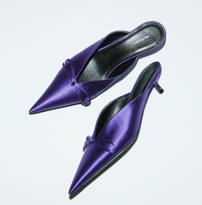 閃石搭帶漆皮尖頭露跟鞋($7,890 Jimmy Choo) 蝴蝶結飾尖頭露跟鞋($5,800 Balenciaga) 閃石搭帶漆皮尖頭露跟鞋($7,890 Jimmy Choo) 蝴蝶結飾尖頭露跟鞋($5,800 Balenciaga)