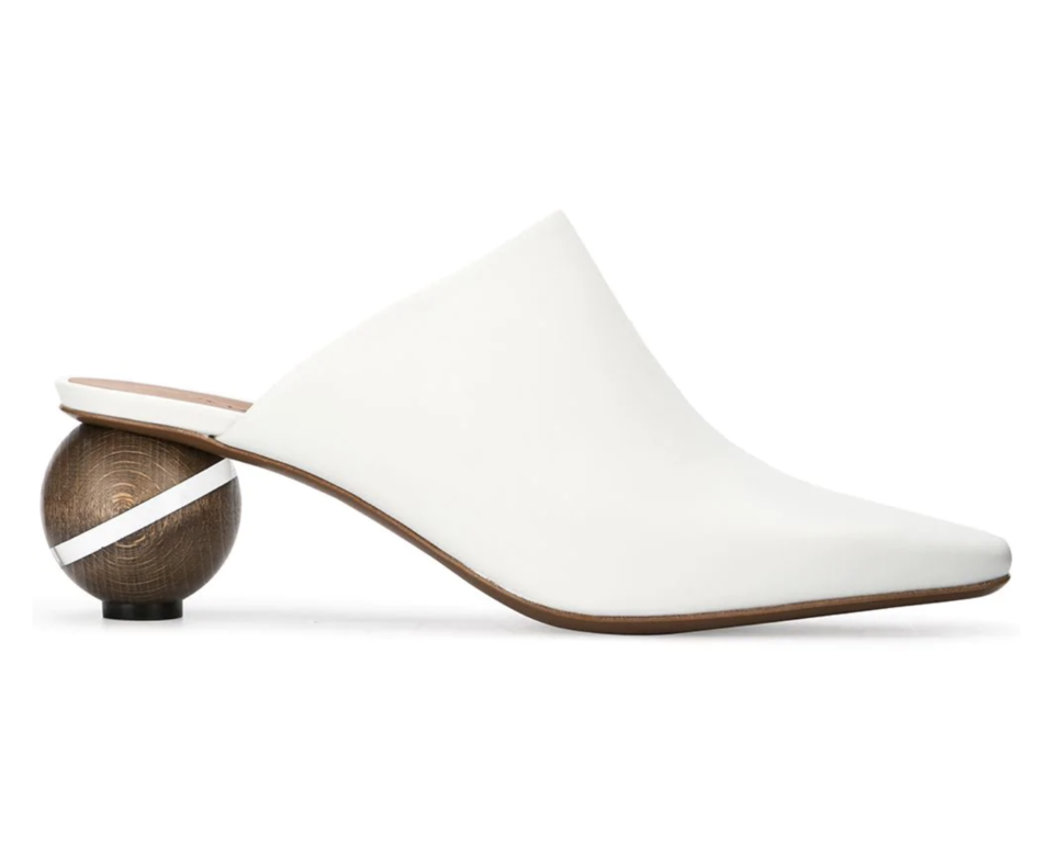 2019值得入手的16對Mules涼鞋 圓木跟尖頭露跟鞋($5,423 Neous, available at Farfetch.com) 2019值得入手的16對Mules涼鞋 圓木跟尖頭露跟鞋($5,423 Neous, available at Farfetch.com)