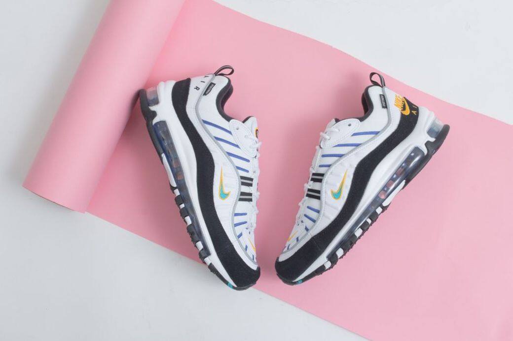 而個性波鞋控女孩,則可以選擇這雙Air Max 98 PRM 頂級版本,復古鞋型搭配現 而個性波鞋控女孩,則可以選擇這雙Air Max 98 PRM 頂級版本,復古鞋型搭配現