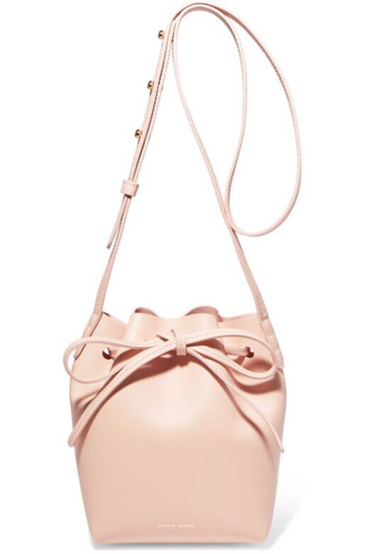 Mansur Gavriel粉橙色水桶袋 $4,525 available at net-a-porter.com Mansur Gavriel粉橙色水桶袋 $4,525 available at net-a-porter.com