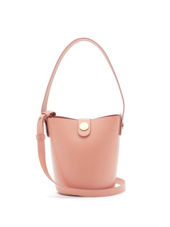 Sophie Hulme粉紅色水桶袋 $2,269 available at matchesfashion.com最簡單設計配上顯眼的金屬鈕，感覺甜