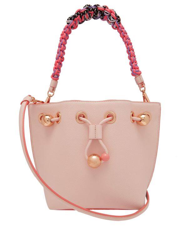 Sophie Webster粉紅色水桶袋 $2,467available matchesfashionn.com配上編織手挽帶,及兩顆束繩珠,感覺甜美 Sophie Webster粉紅色水桶袋 $2,467available matchesfashionn.com配上編織手挽帶,及兩顆束繩珠,感覺甜美