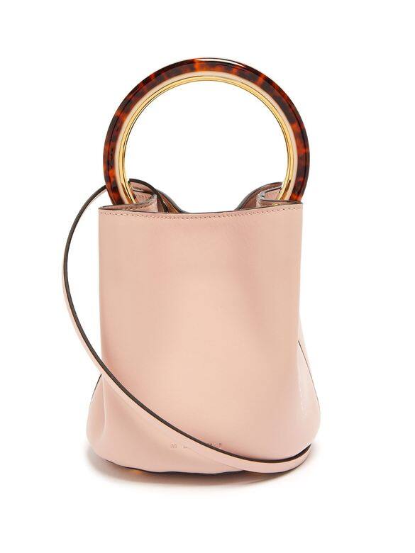 Marni粉紅色水桶袋 $17,900 available at matchesfashion.com琥珀紋配金屬的手環為水桶袋增加了點