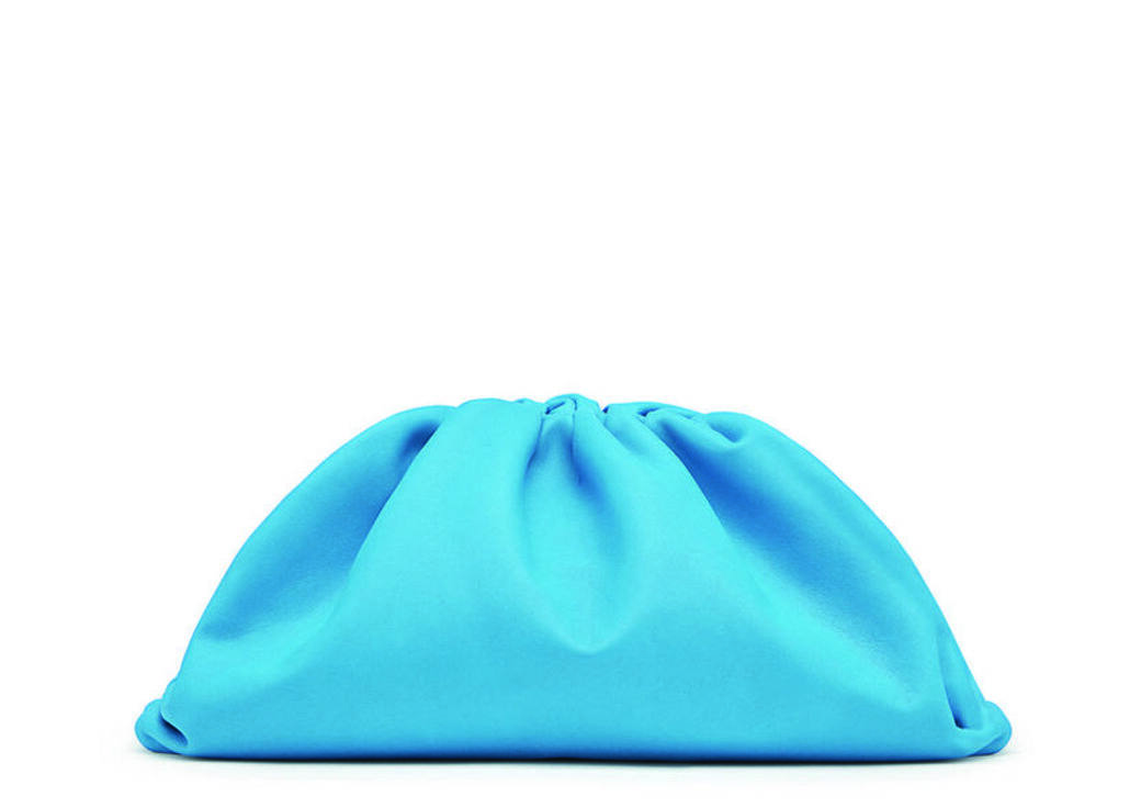 The Pouch天空藍霧面小牛皮手提包 $19,500 The Pouch天空藍霧面小牛皮手提包 $19,500