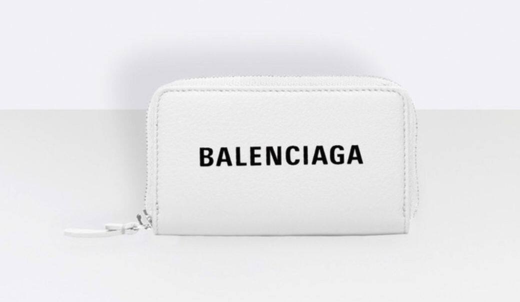 只要印上Balenciaga標誌，就有年青時尚的感覺，白色拉鍊卡片套在正中直截了當