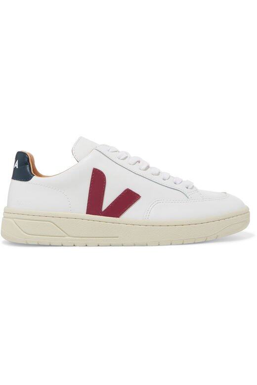 彩色字母紅色標誌白波鞋($1,278 Veja, available at www.netaporter.com) 彩色字母紅色標誌白波鞋($1,278 Veja, available at www.netaporter.com)
