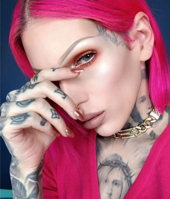 看到這樣的Jeffree Star大家會疑惑,她不是美妝KOL嗎?為什麼在這裡都會看到她 看到這樣的Jeffree Star大家會疑惑,她不是美妝KOL嗎?為什麼在這裡都會看到她