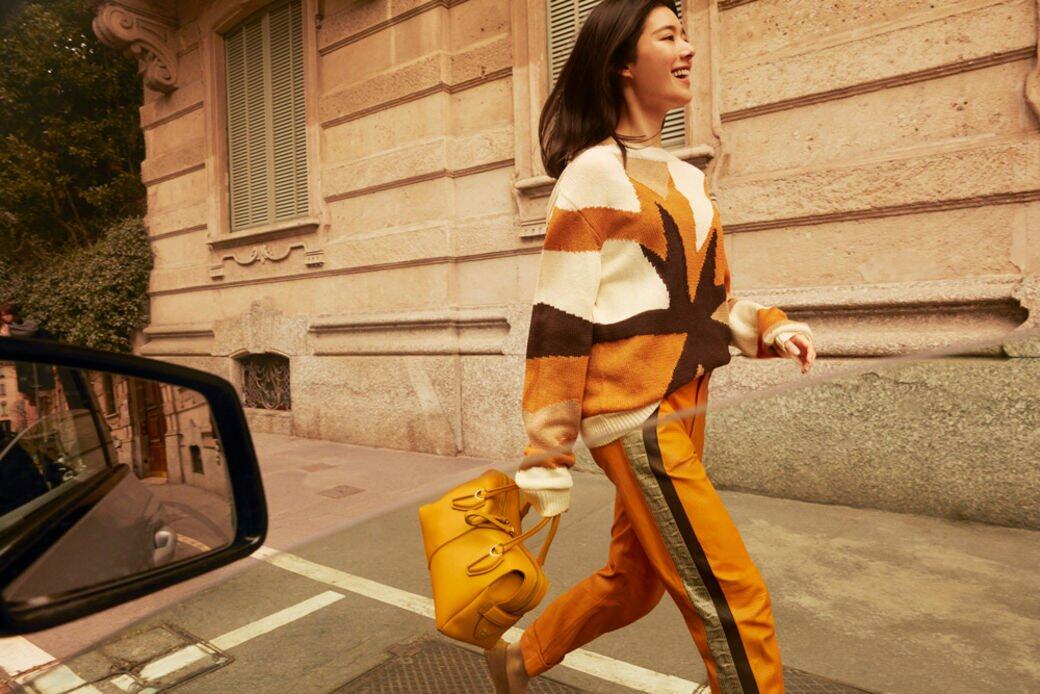 江疏影從奪目的鮮黃色D-Styling Bag中拿出了造型可愛的樹懶玩偶,露出少女 江疏影從奪目的鮮黃色D-Styling Bag中拿出了造型可愛的樹懶玩偶,露出少女