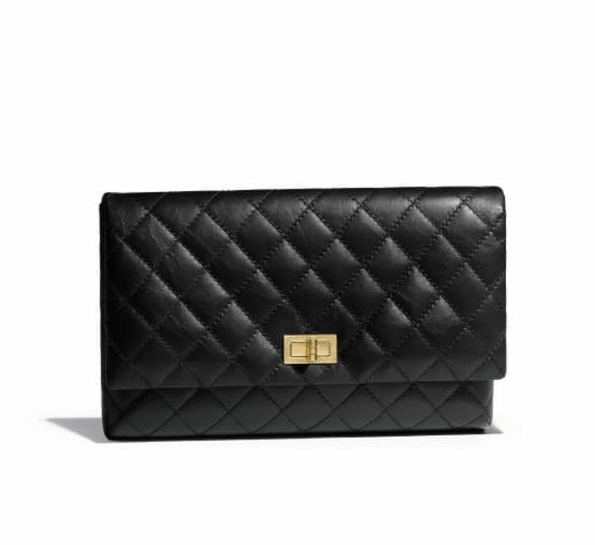 Chanel黑色格紋clutch $18,300香奈兒經典格紋款式，用上黑色牛皮配金色袋釦，長青