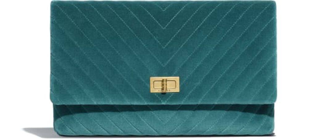 Chanel湖水綠色clutch $15,600絲絨質料和V形條紋，為這款香奈兒手拿包增添新意