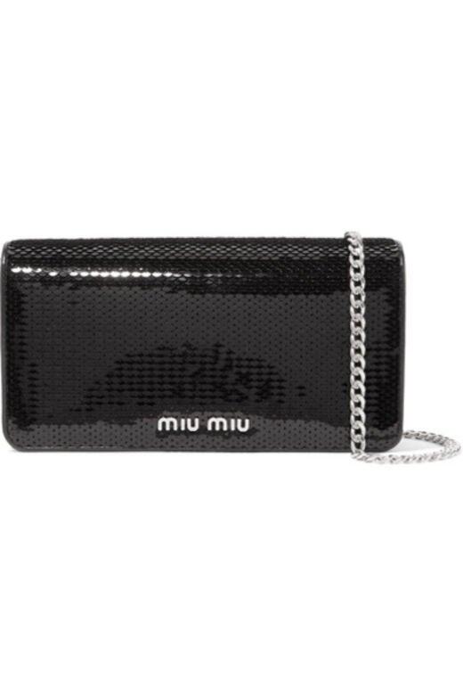 Miu Miu 派對熱選翻蓋式是基本的wallet on chain設計，但鋪滿閃片，暗暗放閃，亦是值