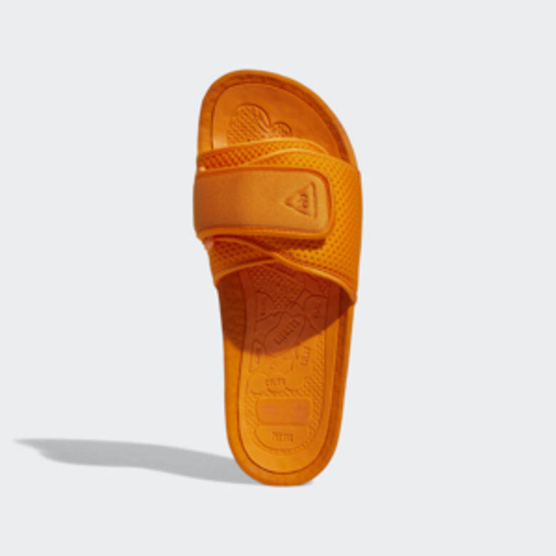 Adidas承着這股熱潮，決定與Pharrell Williams再度攜手推出運動拖鞋，名為Pharrell Williams Boost Slide鞋款