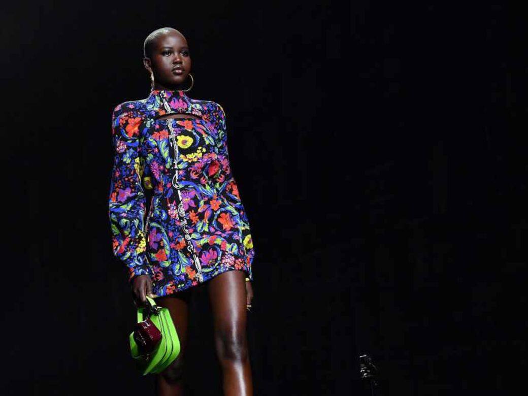 由難民躍升為英國時尚大獎最佳模特兒！解構這位黑人模特Adut Akech的時尚正能量