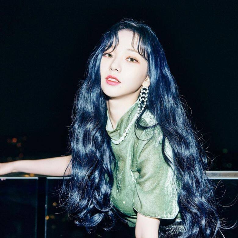 Karina出道前以伴舞身份出現在泰民的單曲《Want》MV中,是SM力捧的成員之一,知 Karina出道前以伴舞身份出現在泰民的單曲《Want》MV中,是SM力捧的成員之一,知