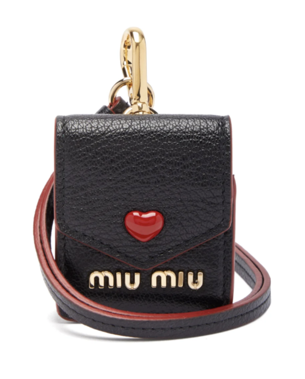 Miu Miu黑色AirPods是ladylike bags的縮小版，其特點在於有寬鬆的信封輪廓和綴有紅色