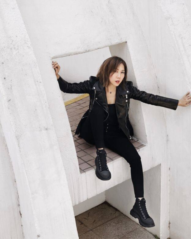 以黑色Biker Jacket和緊身褲的搖滾造型襯Alexander McQueen Tread Slick波鞋，Faye Tsui十分忠於品牌DNA。