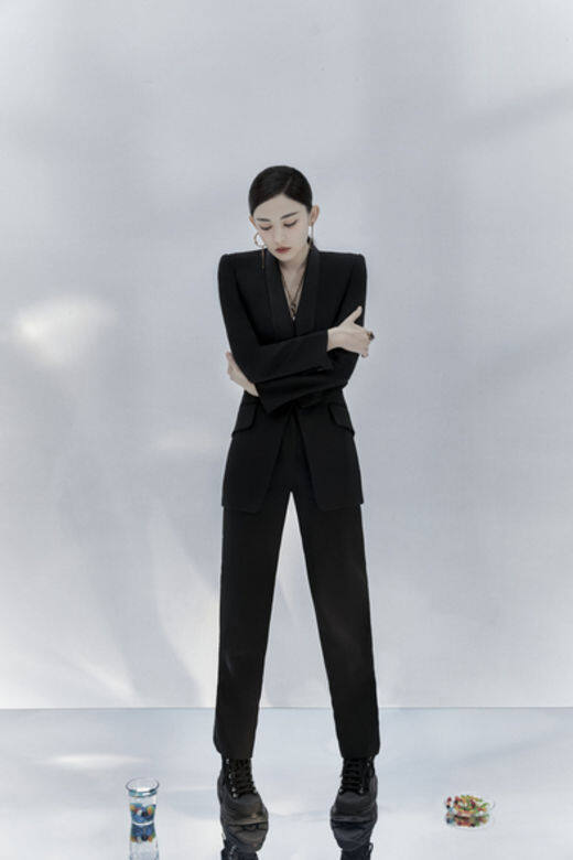 正裝造型與Alexander McQueen Tread Slick波鞋也是完美姐合,內地演員古力娜札示範一手傑 正裝造型與Alexander McQueen Tread Slick波鞋也是完美姐合,內地演員古力娜札示範一手傑