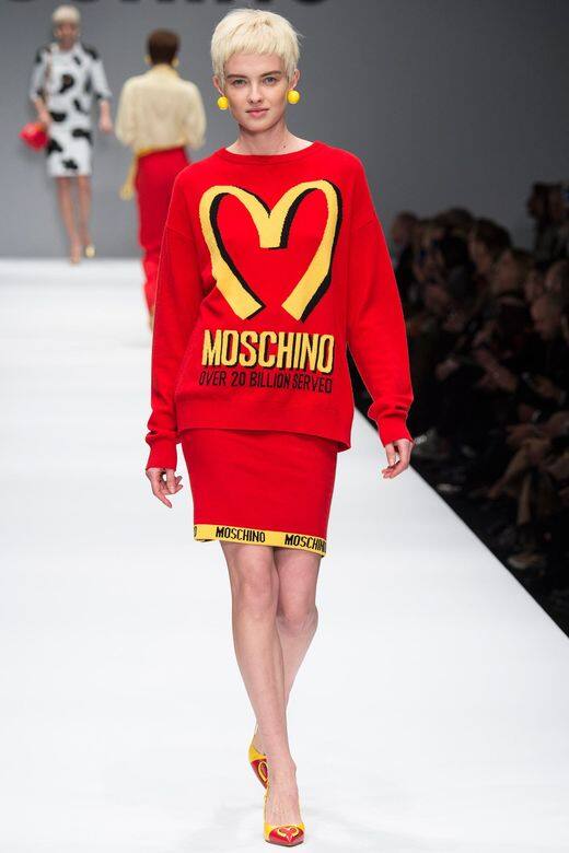 然而有關麥當勞元素的設計,過往最令人過目不忘的大概是品牌Moschino的2014 然而有關麥當勞元素的設計,過往最令人過目不忘的大概是品牌Moschino的2014