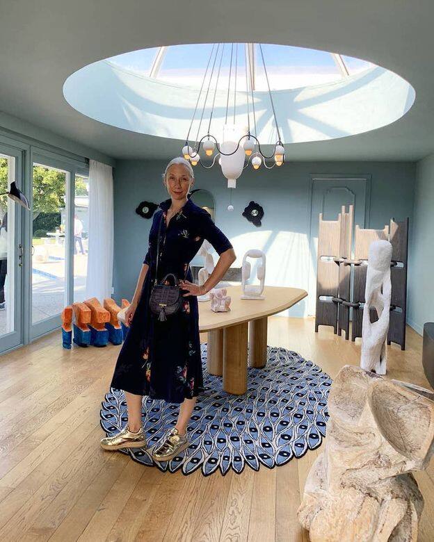 從事藝術策展工作的Alexandra不時得參加不同展覽,這類穿衣風格是展現了她 從事藝術策展工作的Alexandra不時得參加不同展覽,這類穿衣風格是展現了她