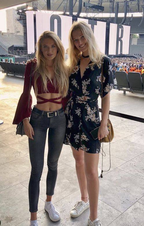 纖瘦的Alica Schmidt喜歡各式各樣的bra top和短版上衣,這件紅色短版上衣,貼身V領設計不單展示了她漂亮的胸部線條,腰間的交叉帶子設計增添造型的時尚感,也讓人注視迷人的纖腰。 纖瘦的Alica Schmidt喜歡各式各樣的bra top和短版上衣,這件紅色短版上衣,貼身V領設計不單展示了她漂亮的胸部線條,腰間的交叉帶子設計增添造型的時尚感,也讓人注視迷人的纖腰。