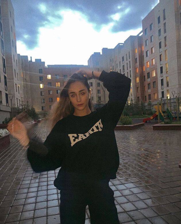 即便不化妝,素顏的Alina同樣漂亮,簡便的黑色衛衣配同色寬鬆運動褲,不用刻意搭配也足夠時尚。 即便不化妝,素顏的Alina同樣漂亮,簡便的黑色衛衣配同色寬鬆運動褲,不用刻意搭配也足夠時尚。