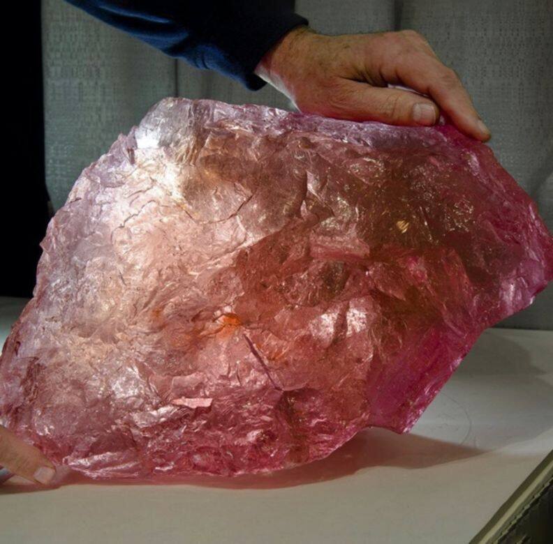 粉色摩根石產於巴西米納斯吉拉斯及馬達加斯加，最著名的產地是美國