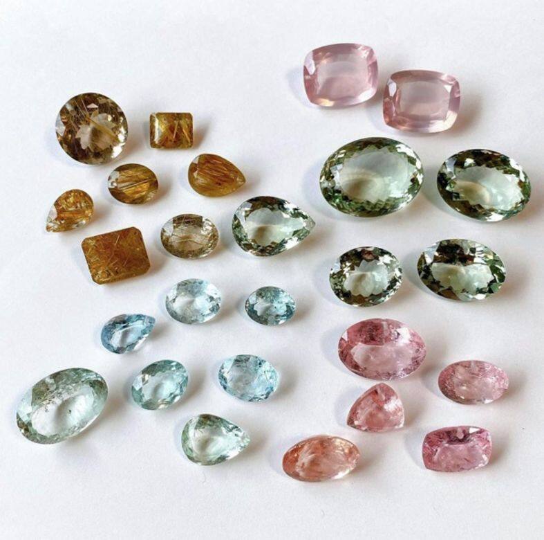 摩根石(Morganite)又名桃色綠柱石,與祖母綠及海藍寶石同族,色澤呈粉色至香檳 摩根石(Morganite)又名桃色綠柱石,與祖母綠及海藍寶石同族,色澤呈粉色至香檳