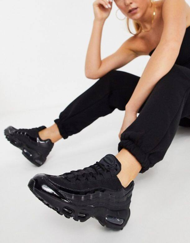來自以舒適而聞名的Air Max家族，這對全黑的Nike Air Max 95黑色波鞋設計十分