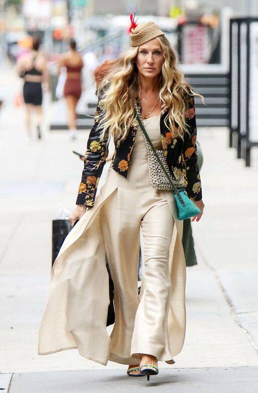 Sarah Jessica Parker穿上來自紐約 Replika Vintage 的 Claude Montana 亞麻連身褲,Dries Van Noten 的絲綢花卉西裝外 Sarah Jessica Parker穿上來自紐約 Replika Vintage 的 Claude Montana 亞麻連身褲,Dries Van Noten 的絲綢花卉西裝外