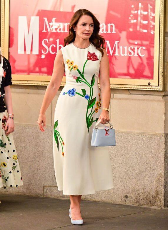 Charlotte 在晚會活動穿上了婚紗設計師 Lela Rose Bridal 的花卉圖樣連衣裙,搭配淺藍色 Charlotte 在晚會活動穿上了婚紗設計師 Lela Rose Bridal 的花卉圖樣連衣裙,搭配淺藍色