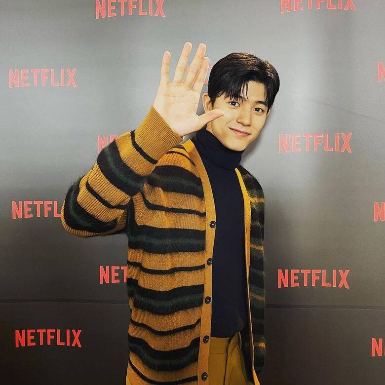 偶然也有顏色配搭出現,早前出席Netflix的活動就以黑色高領毛衣外穿啡色 偶然也有顏色配搭出現,早前出席Netflix的活動就以黑色高領毛衣外穿啡色