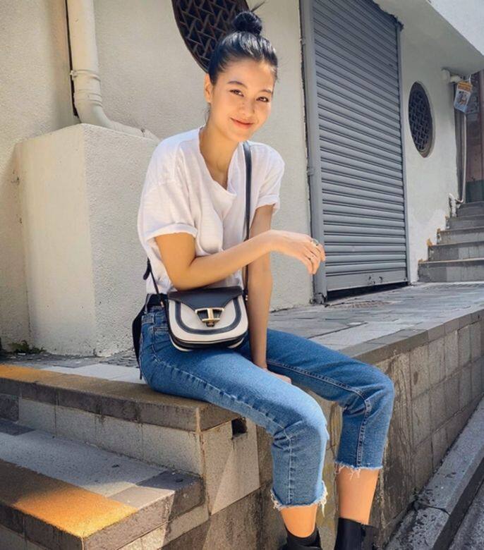 Amy Lo甚愛穿白色的服裝,特顯她的健康膚色。夏天衣櫃裡又怎可以沒有白 Amy Lo甚愛穿白色的服裝,特顯她的健康膚色。夏天衣櫃裡又怎可以沒有白