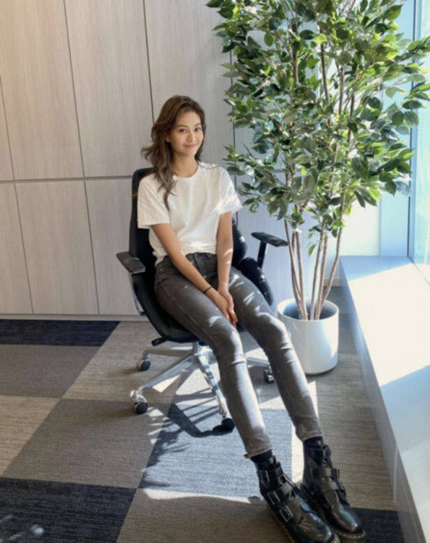 Amy Lo有另一個白T恤的配襯方法,就是將白T恤衫身紮起,可以特顯腰線 Amy Lo有另一個白T恤的配襯方法,就是將白T恤衫身紮起,可以特顯腰線