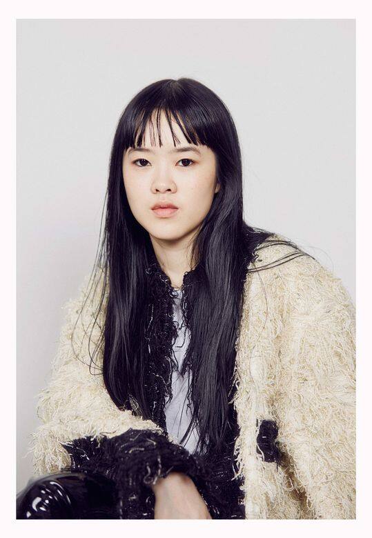 Anais在2012年畢業於巴黎時裝學府Studio Berçot,2015年更入選由LVMH集團創辦的《LVMH Prize Anais在2012年畢業於巴黎時裝學府Studio Berçot,2015年更入選由LVMH集團創辦的《LVMH Prize