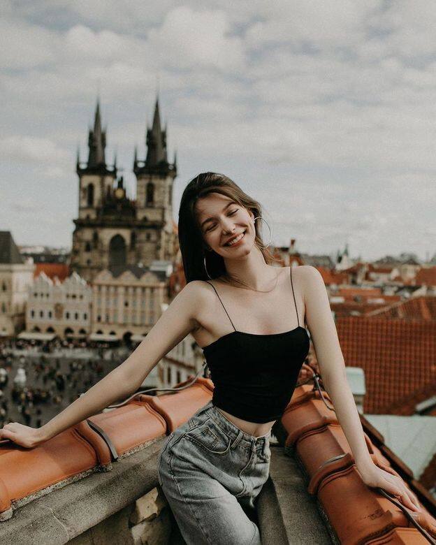 Anastasia鮮有一些少女風以外的打扮,她穿起小背心加牛仔褲的穿搭,真讓人想 Anastasia鮮有一些少女風以外的打扮,她穿起小背心加牛仔褲的穿搭,真讓人想