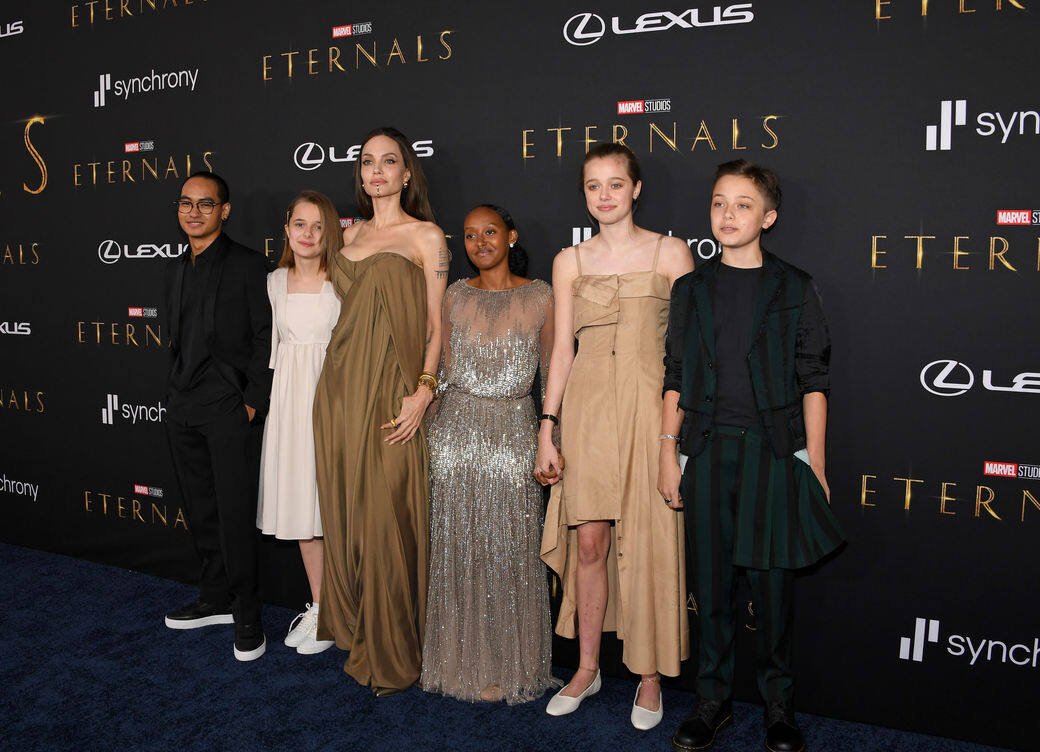 《永恆族Eternals》較早前舉行首映禮,戲中主角陳靜(Gemma Chan)、馬東石、Angelina Jolie等人盛裝出 《永恆族Eternals》較早前舉行首映禮,戲中主角陳靜(Gemma Chan)、馬東石、Angelina Jolie等人盛裝出