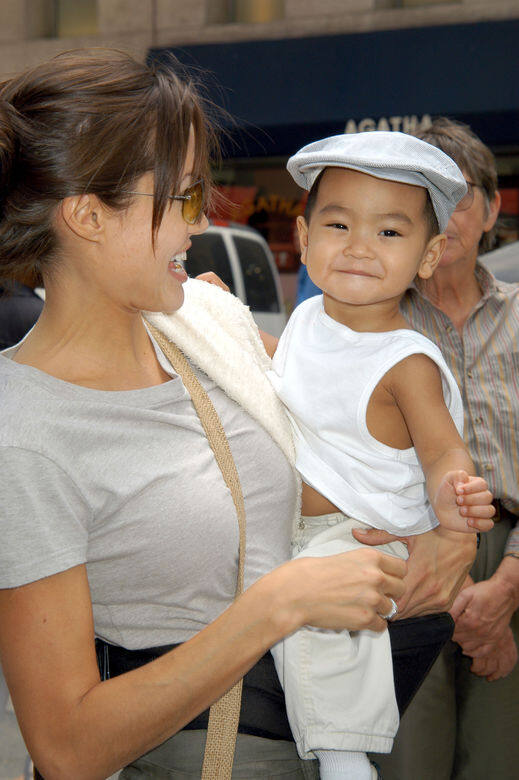 Maddox是2002年Angelina Jolie和前夫Billy Bob Thorton在柬埔寨的孤兒院收養的兒子。轉眼Maddox已經 Maddox是2002年Angelina Jolie和前夫Billy Bob Thorton在柬埔寨的孤兒院收養的兒子。轉眼Maddox已經