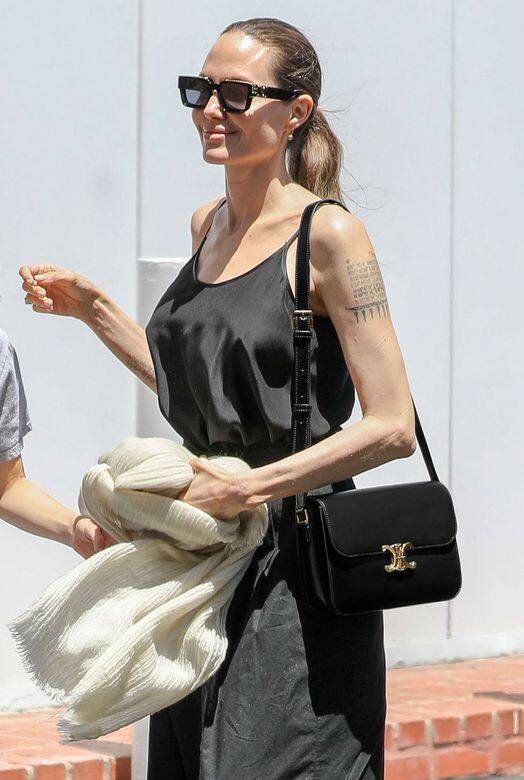 相信Angelina十分喜歡這個手袋設計，連黑色也有入手！以同色系的隨性造型現