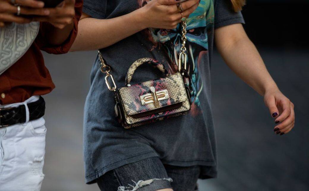 Mini bag手袋在今季領導了潮流，蛇紋迷你手袋也許是厭倦了淨色手袋的女生之選。