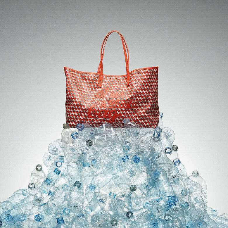 Hindmarch今回所創作的「I am a plastic bag」,全採用了回收的廢棄膠樽而創,再用上再生 Hindmarch今回所創作的「I am a plastic bag」,全採用了回收的廢棄膠樽而創,再用上再生