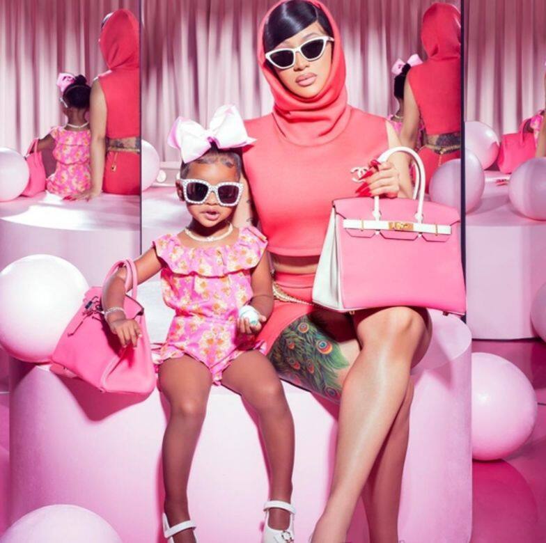 Cardi B和女兒一起穿粉色洋裝、太陽眼鏡，還一人拎着一個粉色Birkin袋，當Cardi B